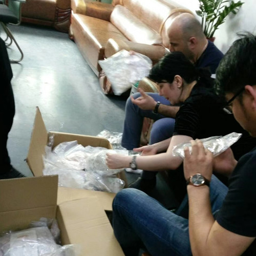 俄罗斯客户在一定发饰品厂验样品