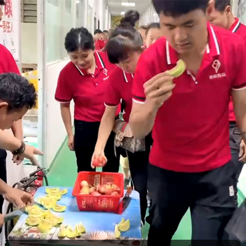 一定发饰品厂为员工发放应季水果