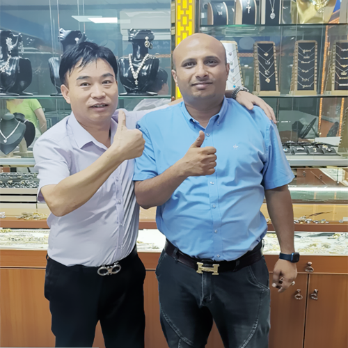 老外来一定发饰品厂下单了